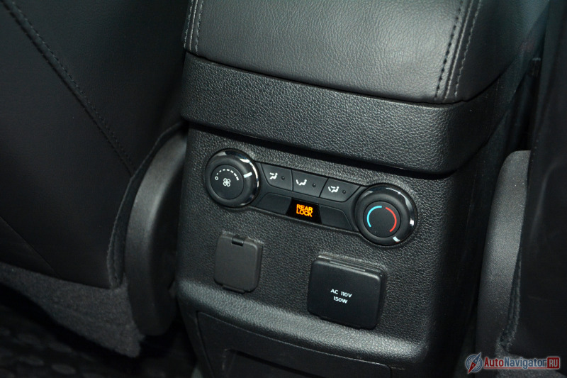 Там же - персональная климатическая зона, но странно, что она активируется только через экран MyFord Touch впереди