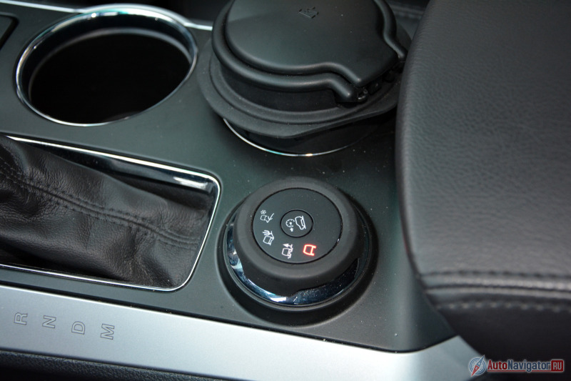 25. Электронная система управления трансмиссией Terrain Management, оформленная в виде шайбы на центральном тоннеле, на манер автомобилей Land Rover, предлагает на выбор четыре режима: «нормальный», «песок», «снег», «грязь-колея»