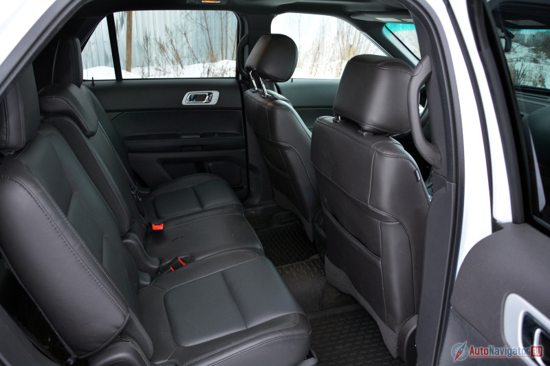 На втором ряду не совсем тесно, но и избыточного пространства нет