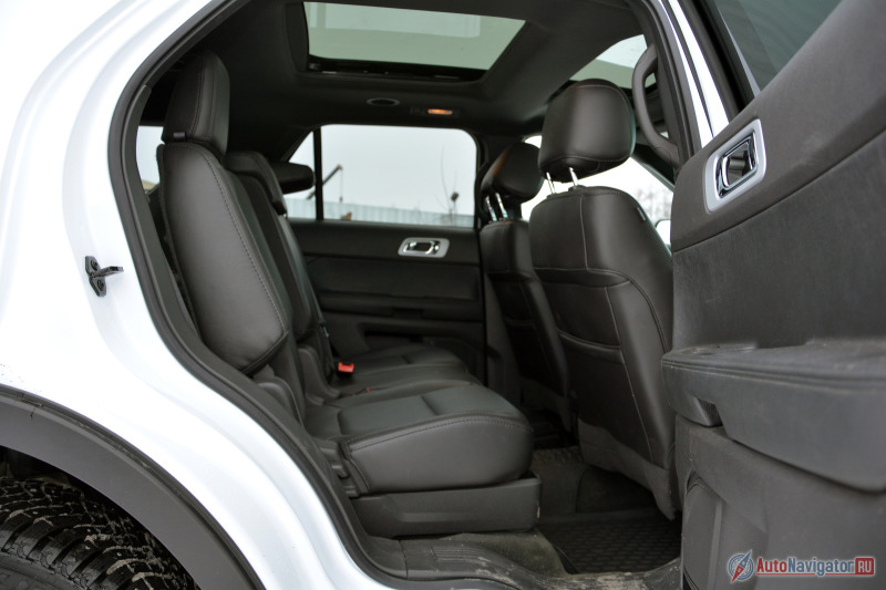 Впрочем, правая сторона дивана регулируется, в первую очередь для доступа на третий ряд сидений