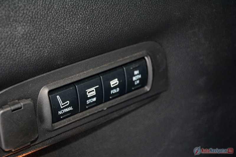 Управление двумя дополнительными креслами осуществляется кнопками электроприводов из багажника