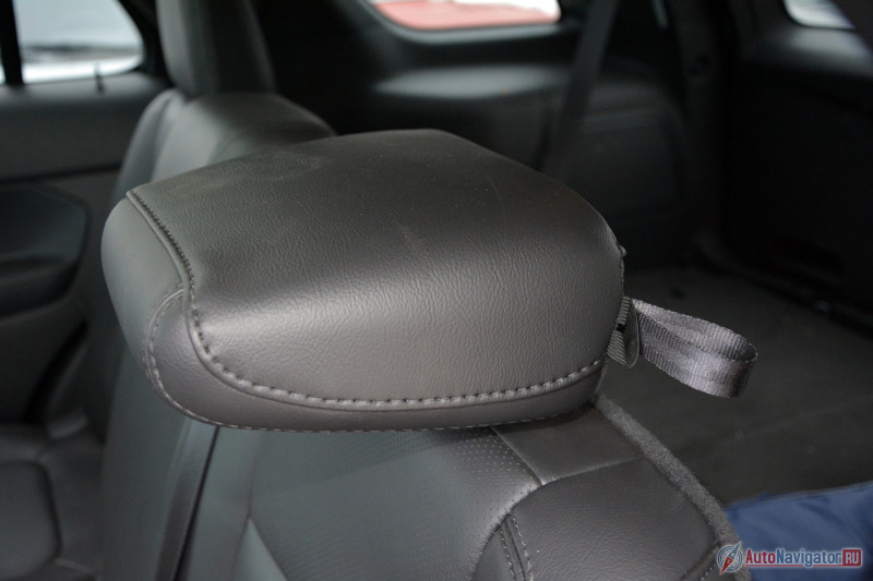 Чтобы ровнее сложить спинки второго ряда, подголовники дивана нужно сложить