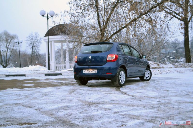 Чтобы открыть пятую дверь, нужно нажать на кнопку под шильдиком Renault. Это значит, что в грязную погоду большой палец всегда будет грязный