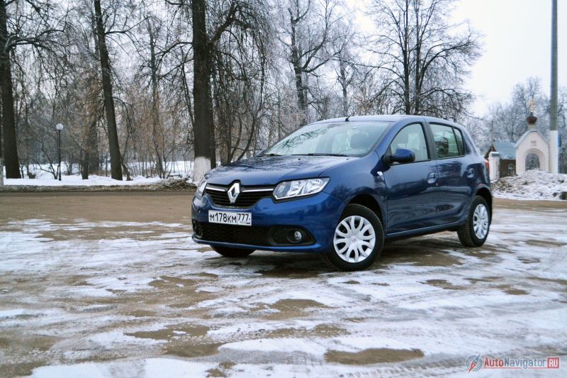 В максимальной комплектации на бампере и дверных ручках добавится хрома. На фотографии средняя комплектация Confort (в «Рено» пишут именно «Confort» через «n»)