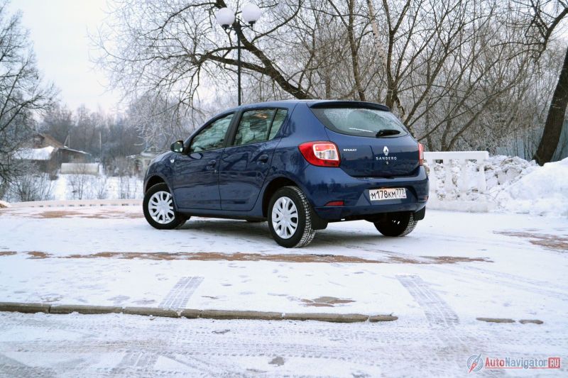 Выбрать можно из трех фиксированных комплектаций, дополнив их некоторыми опциями. К старым 1,6-литровым моторам (мощностью 82 и 102 л.с.) добавился еще один объемом 1,2 литра (75 л.с.), как на тесте. Правда, в топовой комплектации он не доступен