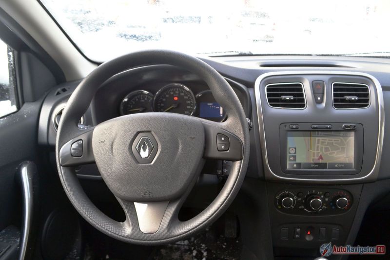 В салоне ничего необычного. На руле с обеих сторон кнопки управления круиз-контролем и ограничителем, а под рулем джойстик управления музыкой. Необычно для машин такого класса наличие современной мультимедийной системы с навигацией, как на моделях старше