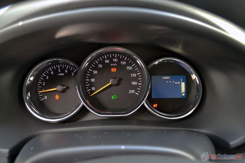 Несмотря на небольшой монохромный экранчик справа, бортового компьютера в этой комплектации нет (он доступен только в топовой версии Privilege). Тут на него выводятся количество оставшегося топлива в баке, показания круиз-контроля и ограничителя скорости, температура окружающей среды, одометр и счетчик суточного пробега