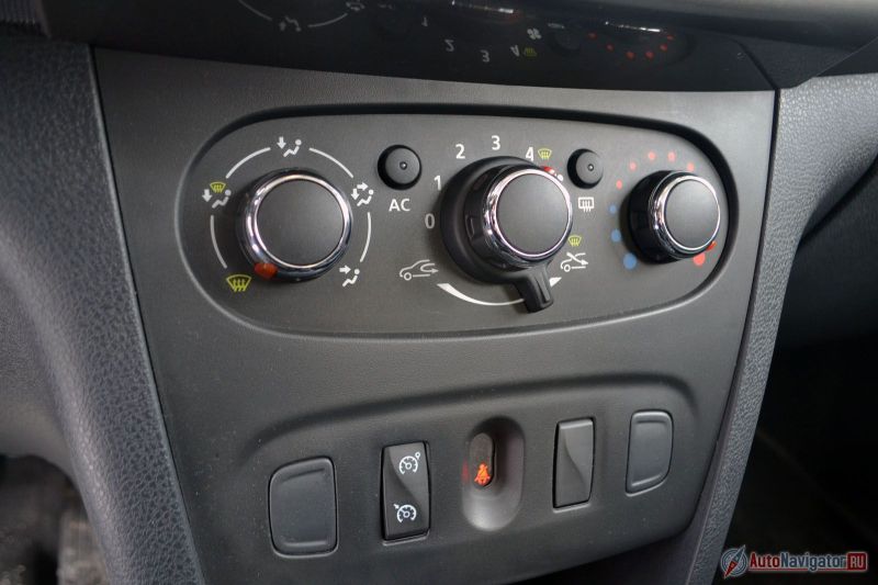 Кондиционер доступен в качестве опции за 26 000 рублей, причем в базовой комплектации он недоступен вовсе, а в топовой штатно уже будет установлен климат-контроль