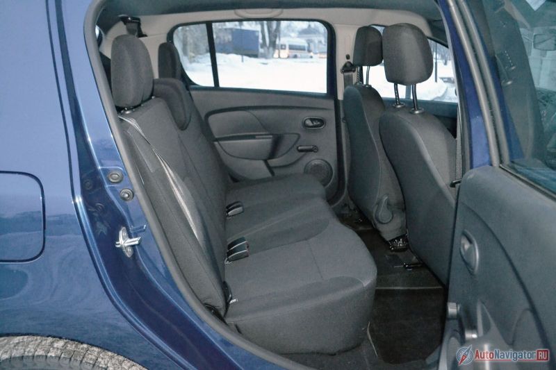 Задние сиденья плоские, подлокотника, подстаканников и дефлекторов обдува нет. Стеклоподъемники, как видно, механические, зато есть три подголовника