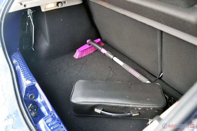 Под полом багажника лежит запаска, а вот домкрат и инструменты под пол не вместились, так что их пришлось закреплять в нишах сбоку