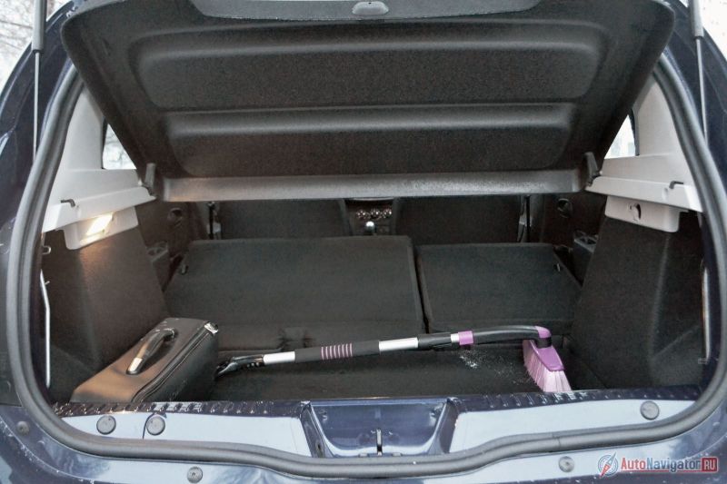 Объем багажника с поднятыми сиденьями равен 320 литрам. Сиденья можно складывать в соотношении 2:3. Ровного пола не получается, но объем багажника значительно увеличивается