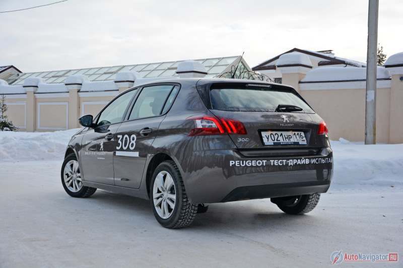 В этом ракурсе французский хэтчбек определенно напоминает итальянскую школу дизайна, а если еще подобрать яркий цвет и соответствующую геолокацию, где-нибудь возле Средиземного моря…