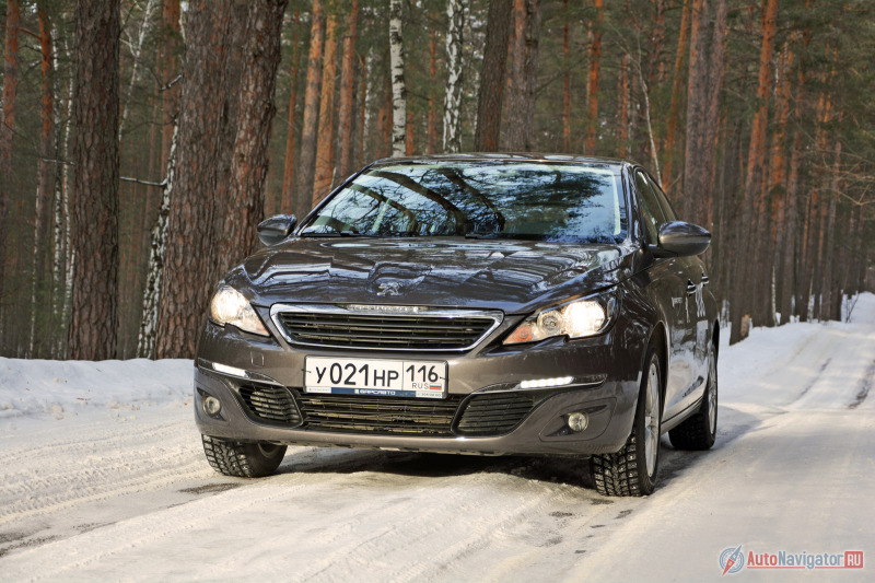 Тестовый Peugeot 308 в промежуточном варианте Active. Хотя и он стоит минимум 1 126 000 рублей. А автомобиль с «автоматом» и некоторым набором опций, тот что на фото, — 1 273 000 рублей. Но и в нем нет эффектной передней оптики со светодиодами, которая доступна только в топовой комплектации Allure