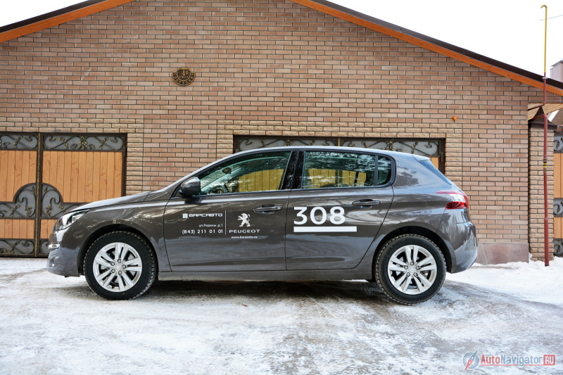 Машина стала заметно короче, из-за чего сзади тесно. Колесная база универсала длиннее