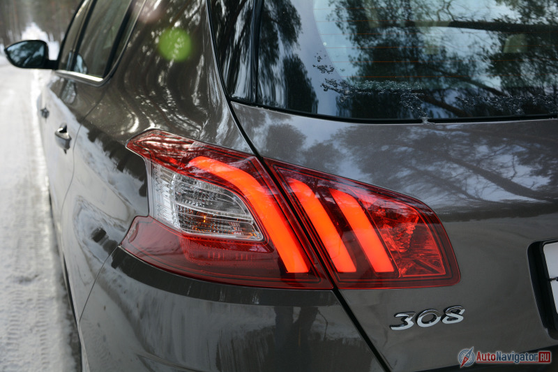 Хотя росчерки задних фонарей выглядят шикарно. Обратите внимание, шильдик 308 теперь слева