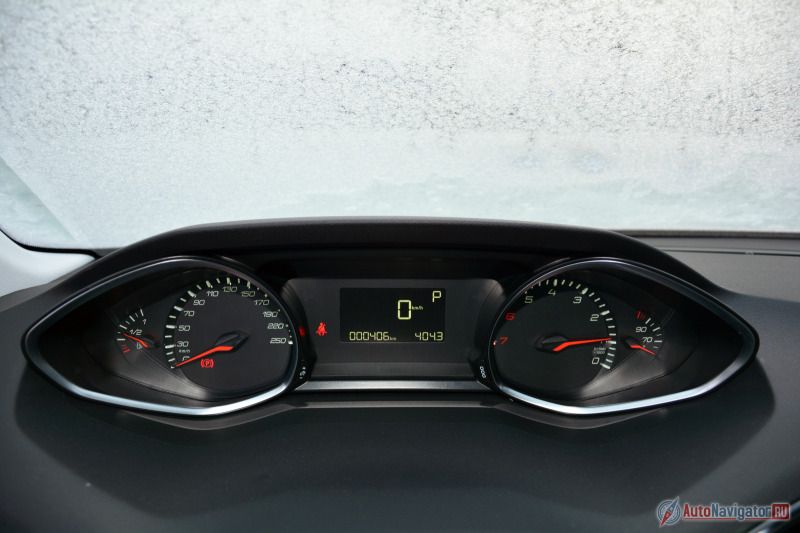 Щиток приборов красив и удобен