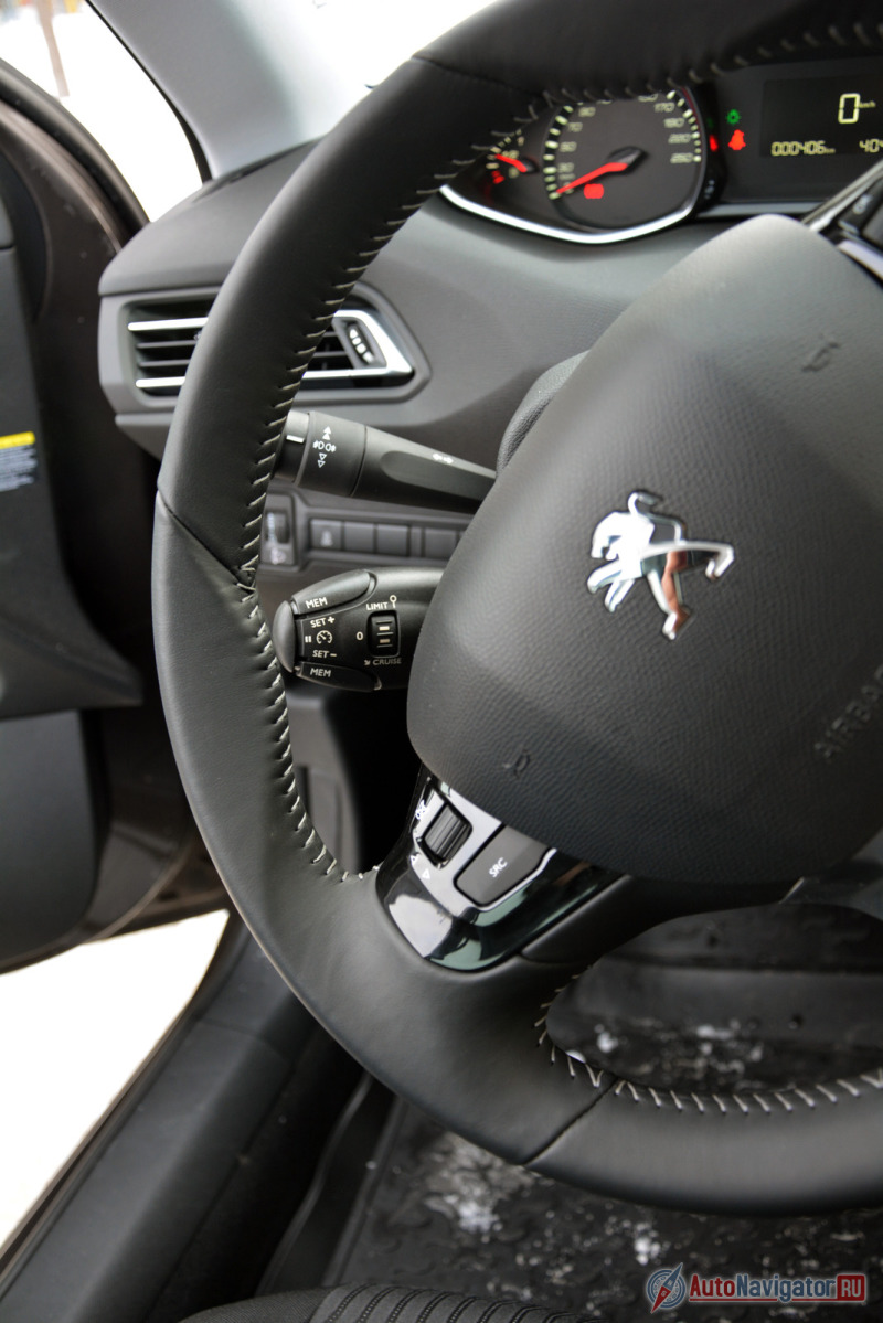 На рулевом колесе у 308-го пристроены клавиши управления звуком, хотя сохранился и традиционный для PSA пульт под колонкой