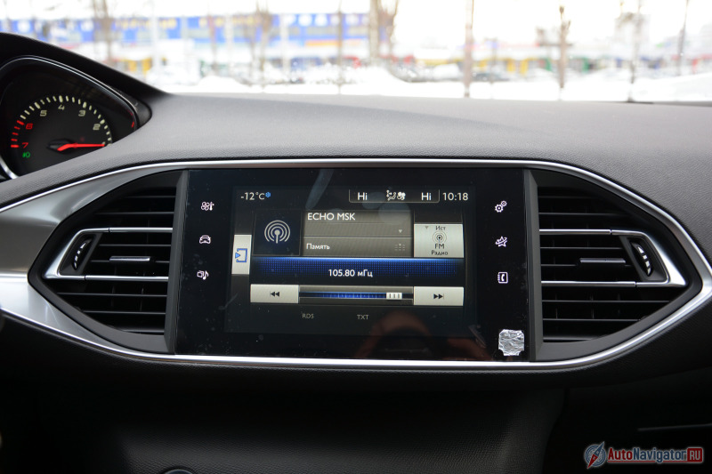 На фоне прогрессивного мультимедийного дисплея с HD-графикой эта вещь воспринимается приветом из прошлого, тем более, что подавляющая доля функций возложена на экран