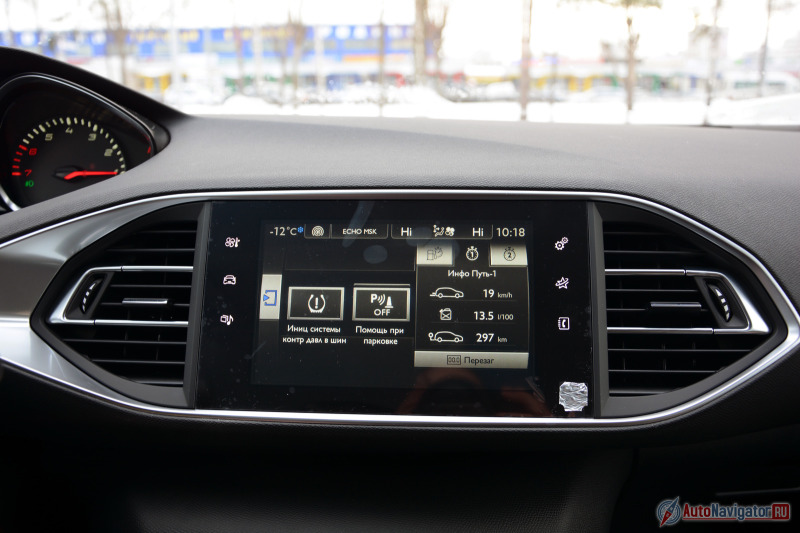 На стоянке управлять монитором удобно. В дороге – не очень, но все же лучше, чем в Ford Explorer.