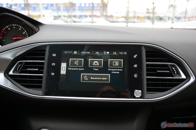 К тому же, экран реагирует на действия даже в толстых перчатках