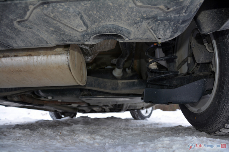 В конструкции задней подвески балка (хотя новая модульная платформа может комплектоваться и с «многрычажкой»), а впереди – стойки McPherson. Заявленный клиренс 152 мм, хотя «чашки» висят низковато