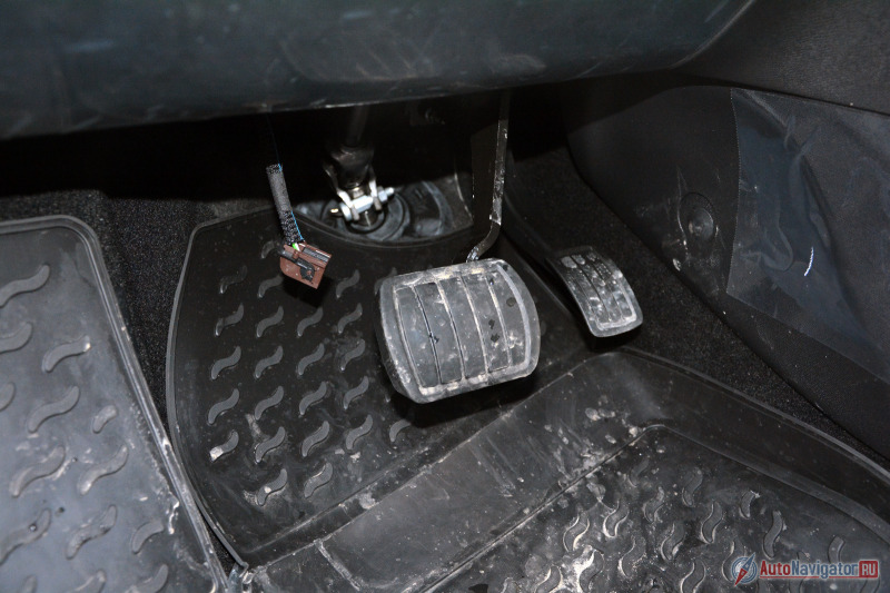 Качество сборки хорошее, но что это торчит в педальном узле?