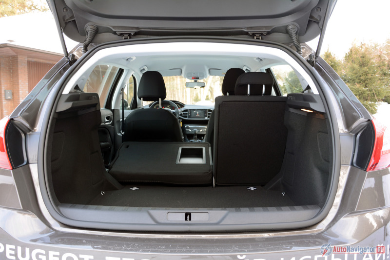 Багажник солидный, хотя погрузочная высота и ширина проема внизу пали жертвами дизайна и компоновки