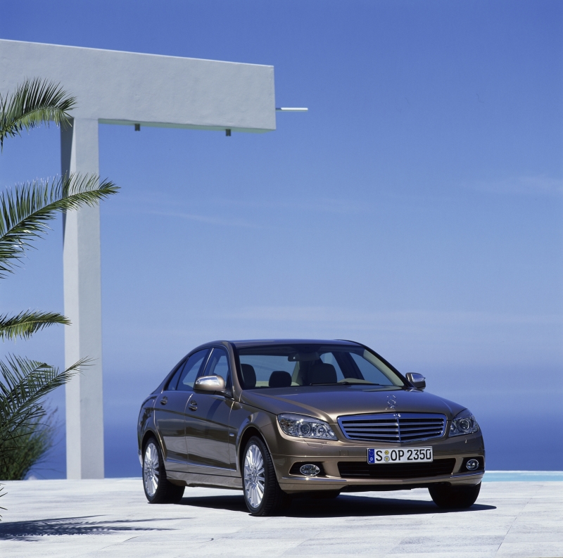 … а также консервативный Elegance с традиционной «звездой» на капоте