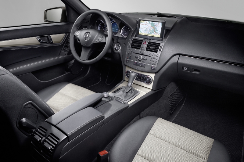 Интерьер дореформенный машины на картинке воспринимается дорогим. В действительности же в 2007 году пресса ругала новый C-класс за относительно простые материалы отделки