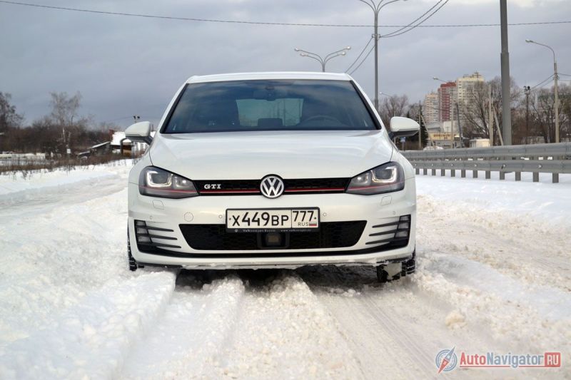 Не будь этой красной полоски, кто-нибудь бы заподозрил в этой машине что-то злое? Она такая же, как большинство машин на дорогах