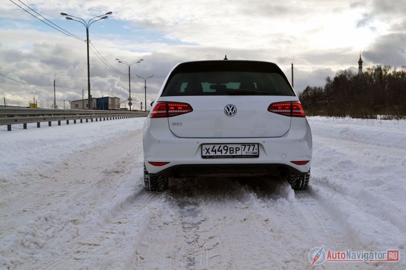 Сзади отличить «заряженный» «Гольф» от «незаряженного» можно по «юбке» снизу, шильдику и двум выхлопным трубам по бокам