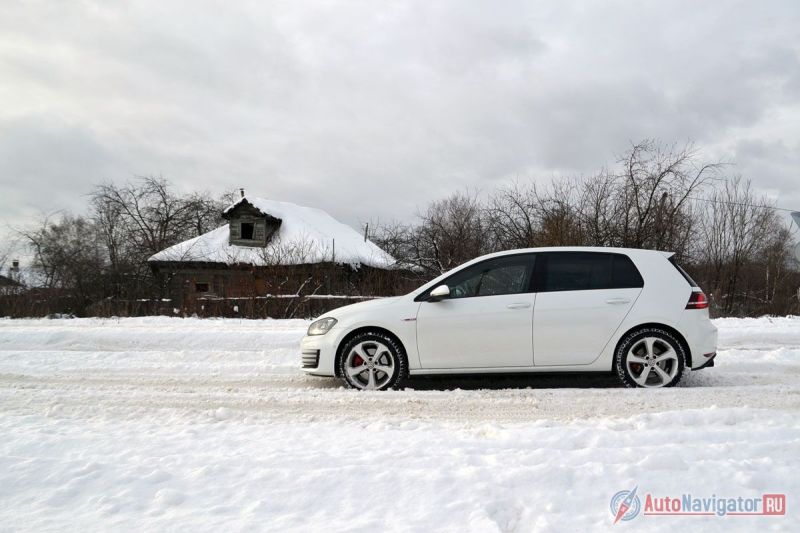 Перед большинством других «заряженных» хэтчей у Golf GTI есть преимущество – пять дверей и «автомат» («робот», если быть точнее)