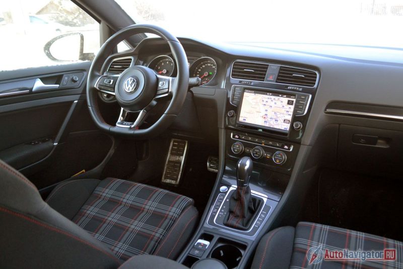 В салоне изменений еще меньше по сравнению с гражданским «Гольфом». Все сделано для того, чтобы в повседневной жизни можно было чувствовать себя за рулем самого обычного Golf, как у соседа