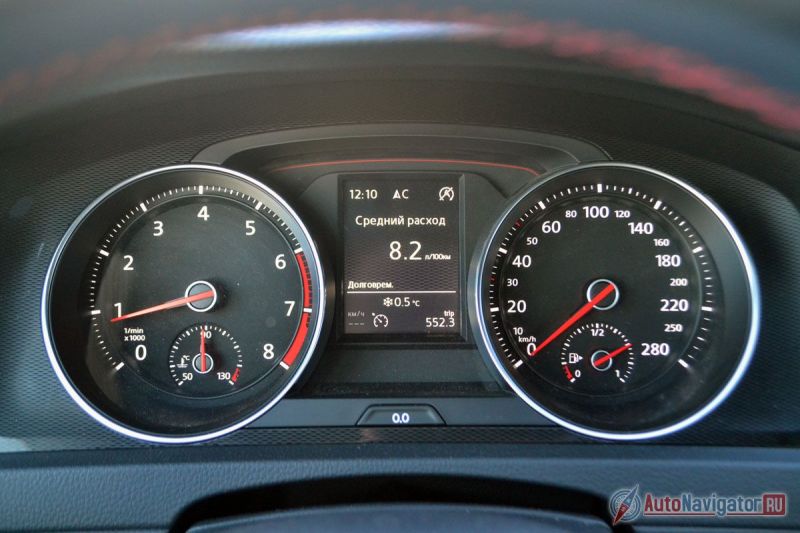 Приборы? Совершенно обычные. Никаких жёлтых и красных циферблатов или чего-то сверхъестественного. Все, как в обычном скучном хэтче для поездок на работу и за детьми в школу. А средний расход топлива, кстати, составил всего 8,2 литра на 100 км. Не у всех гражданских так получается