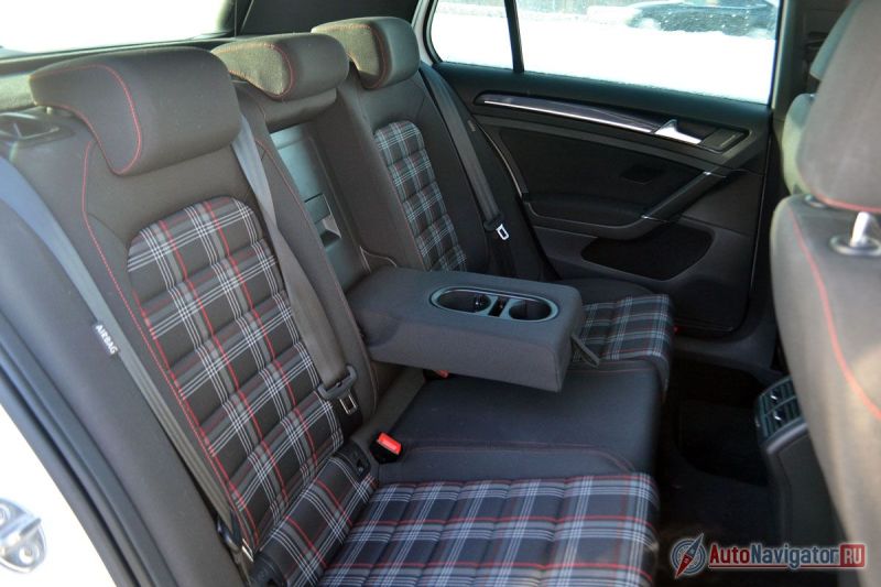 Сзади ничуть не хуже, чем спереди. Можно и втроем, но лучше все же вдвоем и с комфортом. Места для ног достаточно. Дефлекторы, подстаканники и подлокотники – все есть