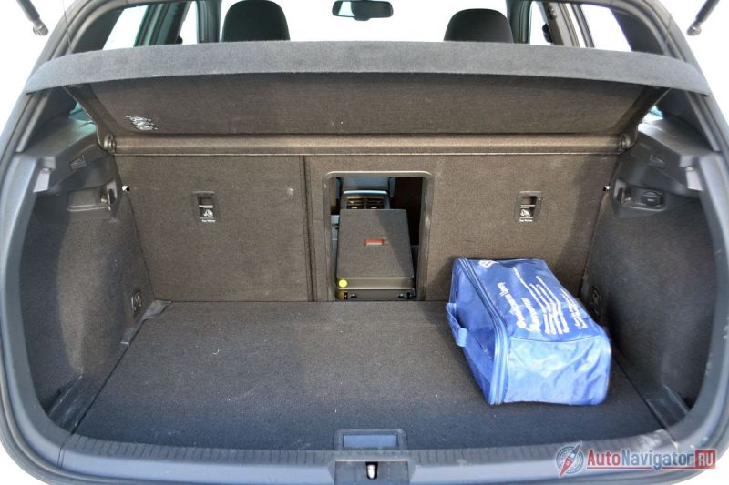 Багажник правильной формы. Объем - 380 литров. Лючок для длинномеров есть, но можно и сложить сиденья полностью. Также тут есть подсветка, розетка на 12 Вольт и всевозможные крючки с петельками для фиксации груза