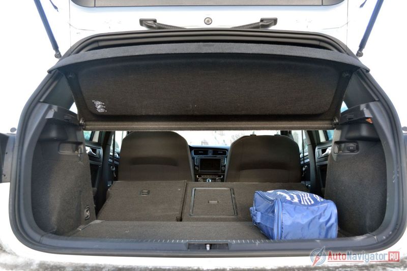 С откинутыми спинками сидений объем багажника увеличивается до 1270 литров. Пол ровный, без ступеньки, но наклонный