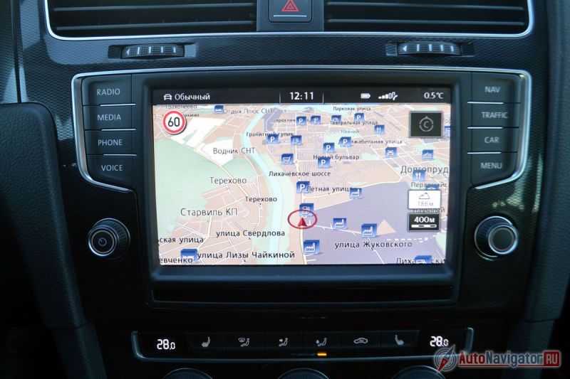 Большой пятидюймовый сенсорный экран очень быстр и чуток. Не нужно давить пальцем со всей дури, достаточного легкого касания. Ни как на iPhone, конечно, но тоже неплохо