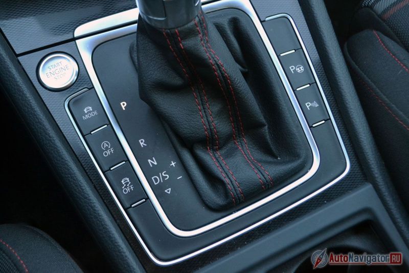 Система «Старт/стоп» обязательна на всех Golf. GTI не стал исключением. Справа кнопки включения/отключения парктроников и системы автоматической парковки, которая умеет парковаться перпендикулярно и параллельно с обеих сторон дороги. Пока только наискосок елочкой не может