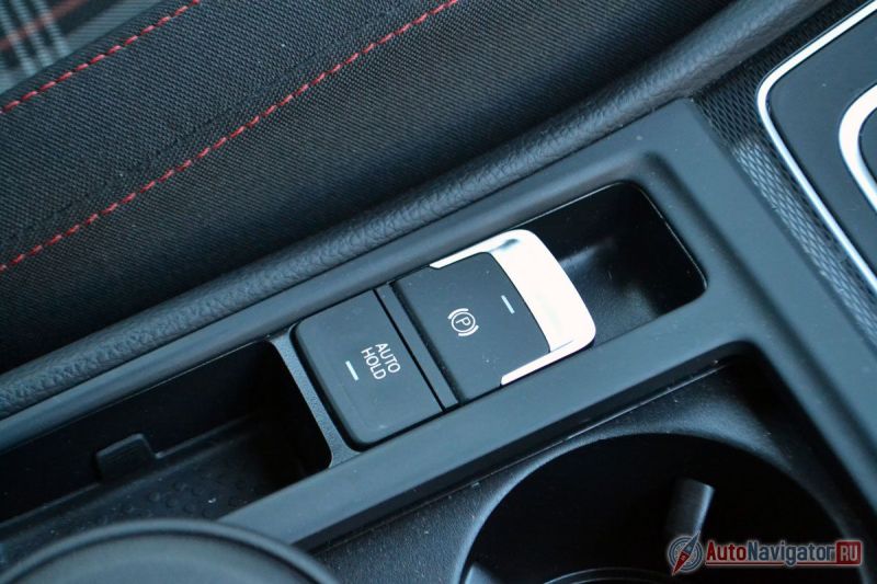 Электронному стояночному тормозу я бы предпочел обычный в «горячей» машине, чтобы иногда можно было пошалить, но нет – для полицейских разворотов лучше поискать что-нибудь другое. А вот функция Auto Hold весьма полезна на светофорах, в стоячих пробках и на склонах. При нажатии на тормоз, автомобиль никуда не поедет до тех пор, пока не нажмешь на газ, так что ногу с тормоза можно будет убрать