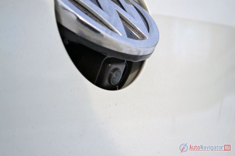 За одну только эту вещь можно купить Golf вместо любого другого автомобиля. Камера убирается под эмблему «Фольксвагена» на пятой двери и остается всегда чистой даже в лютую грязь и слякоть