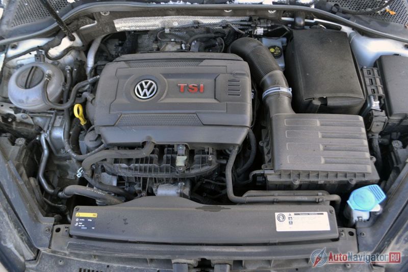 Ничем не примечательный двигатель. И распорок под капотом тоже нет. Так что выглядит вполне по-граждански