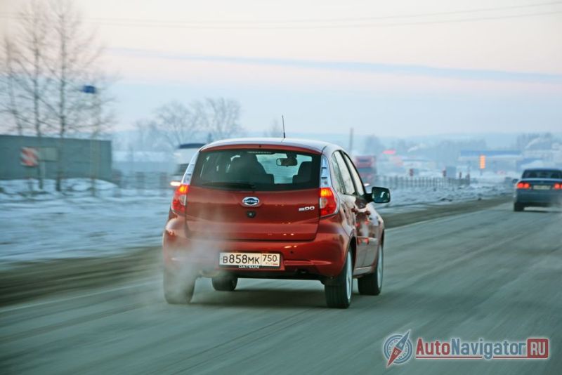 Внешность кормы смахивает на что-то китайское, главным образом, из-за слишком блестящих фонарей.