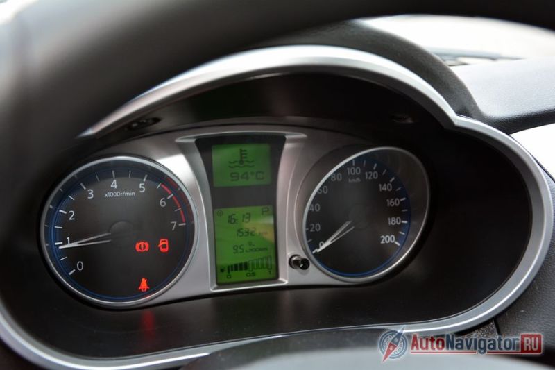 В версии Dream навигационные подсказки дублируются на верхний дисплей щитка приборов, где на фото показа температура