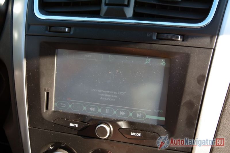 На солнце мультимедийному экрану катастрофически не хватает яркости