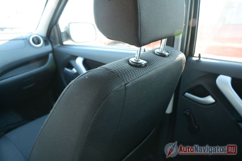 Спинка сидения тонкая из-за чего ноги заднего пассажира чувствует спина впередисидящего человека. Зато так чуть больше места на втором ряду