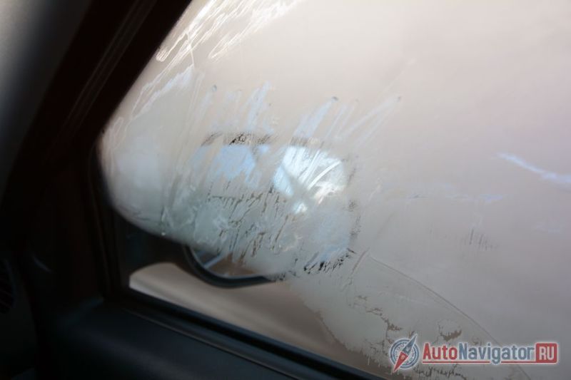 Несмотря на мощную печку, во время движения почему-то часто замерзало правое стекло