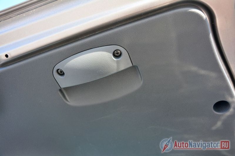 Внутренней ручкой пользоваться непросто из-за тяжести пятой двери