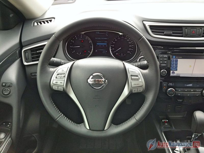 Эргономика салона на высоте — слева от мультифункционального руля в свободном доступе размещены сервисные клавиши, справа — блок мультимедийной системы с сенсорным экраном и модуль климат-контроля