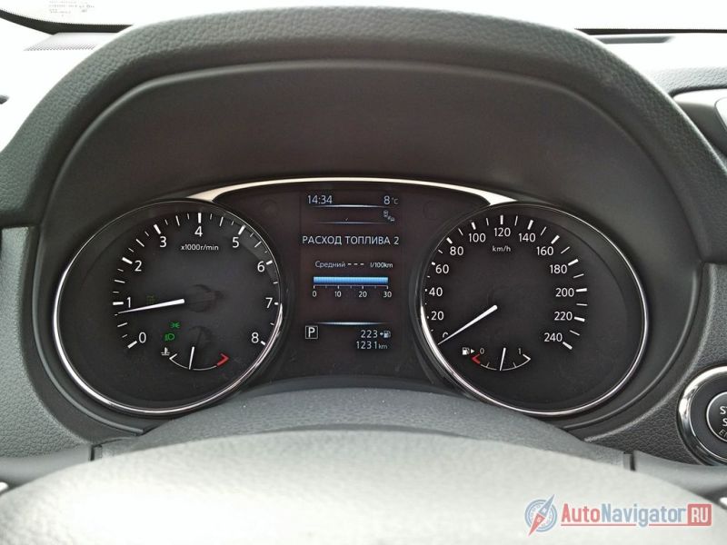 Нужно отдать должное панели приборов: она лаконична и информативна, а мощная подсветка позволяет считывать информацию при ярком солнце